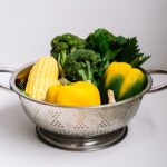 Foto de Anna Tarazevich: https://www.pexels.com/es-es/foto/pimiento-amarillo-y-verde-en-tazon-de-acero-inoxidable-5620886/