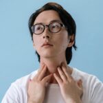 Foto de cottonbro studio: https://www.pexels.com/es-es/foto/mirando-arriba-buscando-gafas-de-cerca-5712674/