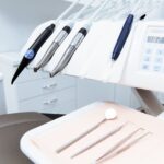 Foto de Daniel Frank: https://www.pexels.com/es-es/foto/juego-de-herramientas-dentales-305566/