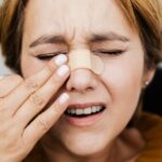 Foto de www.kaboompics.com: https://www.pexels.com/es-es/foto/mujer-mano-cara-enfrentarse-5207297/