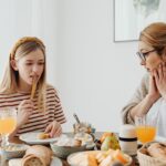 Foto de www.kaboompics.com: https://www.pexels.com/es-es/foto/comida-mujer-comiendo-sentado-6957110/