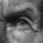 Foto de Mateo Arbelaez: https://www.pexels.com/es-es/foto/primer-plano-del-ojo-de-una-persona-mayor-en-monocromo-36499537/