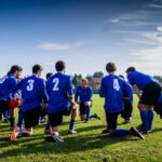 Foto de Pixabay: https://www.pexels.com/es-es/foto/grupo-de-jugador-de-deportes-arrodillado-en-el-campo-262524/
