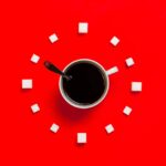 Foto de Stas Knop: https://www.pexels.com/es-es/foto/taza-blanca-sobre-fondo-rojo-2916450/