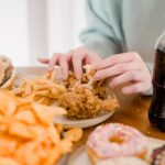 Foto de Tim Samuel: https://www.pexels.com/es-es/foto/plato-mujer-cena-comida-6697273/