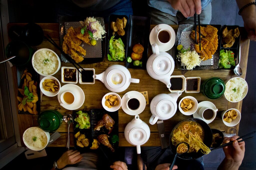 Foto de Vincent M.A. Janssen: https://www.pexels.com/es-es/foto/foto-plana-de-katsu-juego-de-te-y-tazon-de-ramen-1310777/