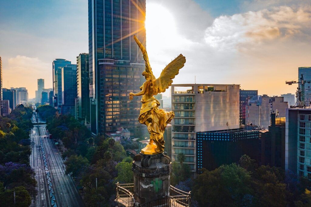 Gigantes de la Capital: Guía de Monumentos e Iconografía en la CDMX