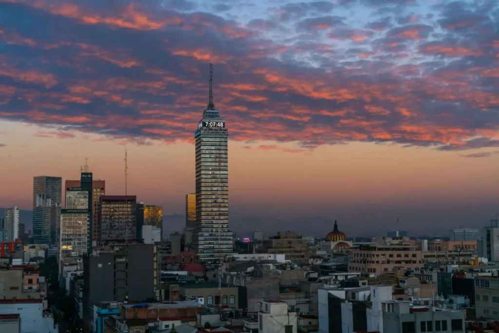 La Torre Latinoamericana: El rascacielos que desafió a la naturaleza