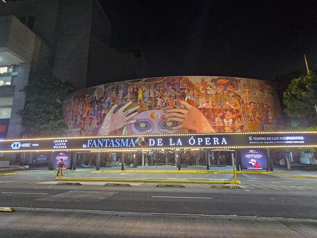 Teatro de los Insurgentes: El gigante de la CDMX que convirtió el asfalto en un lienzo de película