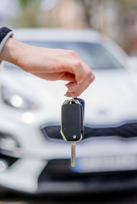 Guía Definitiva para Rentar Auto en EE. UU. durante el Mundial: Requisitos, Costos y Reglas de Tránsito