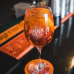 La Ola Naranja: El Origen, Secretos y el Arte de Disfrutar un Auténtico Aperol Spritz