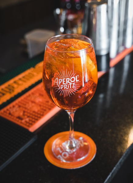 La Ola Naranja: El Origen, Secretos y el Arte de Disfrutar un Auténtico Aperol Spritz