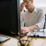 Rompiendo el Silencio en la Oficina: Por Qué la Salud Mental es el Nuevo Indicador de Éxito Laboral