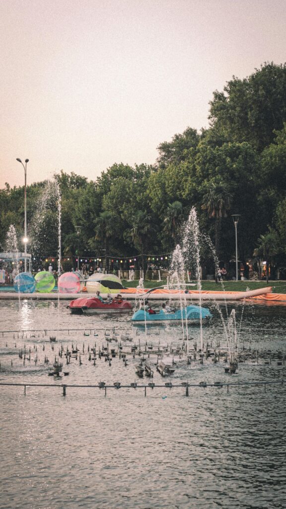 Verano 2026: El Manual Definitivo para Sobrevivir al Calor (Sin Salir de la Ciudad o Descubriendo Playas Secretas)