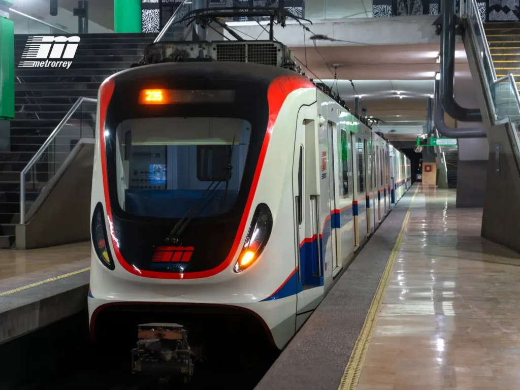 Conato de incendio en oficinas de Metrorrey moviliza a cuerpos de emergencia en Monterrey