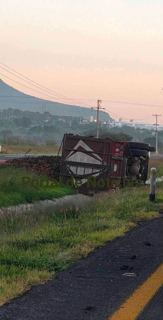 Vuelca camión de volteo en la Carretera Federal 57; extreman precauciones en el tramo San José de Iturbide–San Luis Potosí