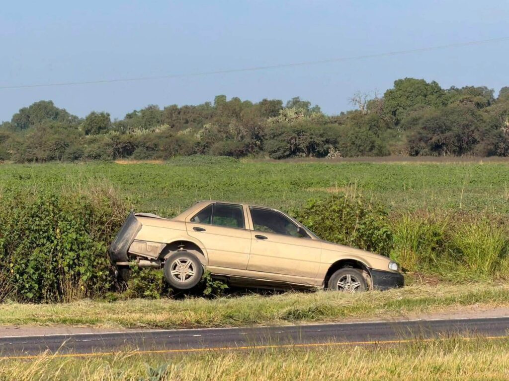 Salida de camino en la Carretera Federal 57: automóvil termina entre la maleza tras percance cerca de Doctor Mora