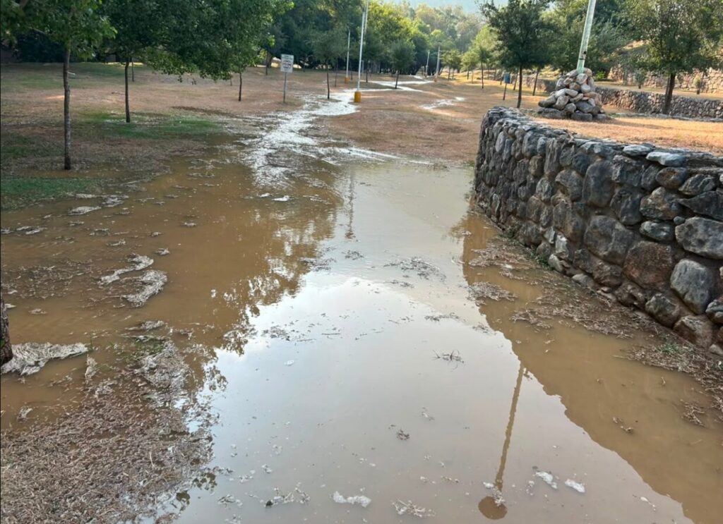 Se convierte Parque Hundido en río por mega fuga de agua