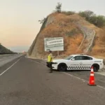 🚨 Otra madrugada de riesgo en la Carretera 57: vehículo termina volcado en el puente de Pozos