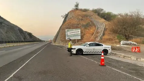 🚨 Otra madrugada de riesgo en la Carretera 57: vehículo termina volcado en el puente de Pozos