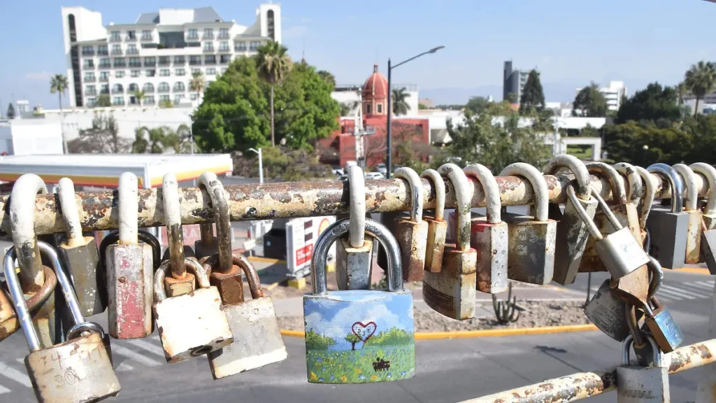 El Puente del Amor en León: Más de 3,000 historias de amor selladas con candado en el corazón del Bajío