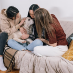 Manual de Supervivencia: Cómo Entrenar a tu Mascota para Viajar sin Estrés y Qué Comprar