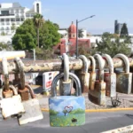 El Puente del Amor en León: Más de 3,000 historias de amor selladas con candado en el corazón del Bajío