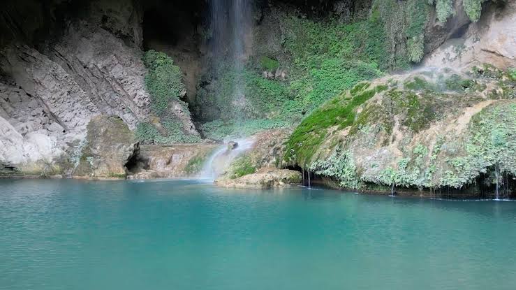 La Cascada de Chipitín en Nuevo León: El espectacular oasis turquesa escondido en la Sierra Madre