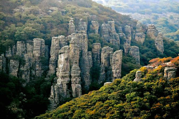 La Sierra de Lobos en Guanajuato: El espectacular laberinto de rocas, encinos y aventura en las alturas del Bajío