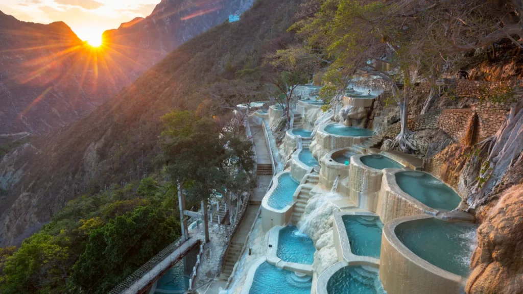 Las Grutas de Tolantongo en Hidalgo: El paradisíaco oasis de pozas termales y cañones en la Sierra Gorda