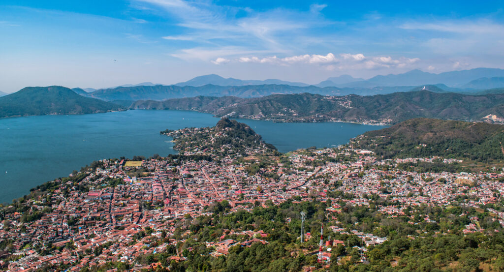 Temporada vacacional en Valle de Bravo: El escape alpino y náutico definitivo para el ruterero