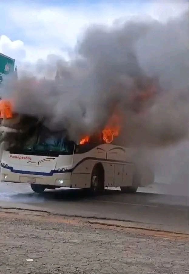 🚨 PRECAUCIÓN: REPORTAN BLOQUEOS Y QUEMA DE UNIDADES EN CARRETERAS DE MICHOACÁN