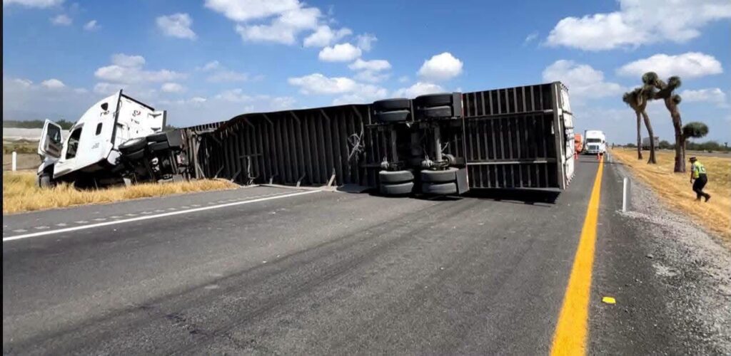 🚨 Bloquean la carretera 57 por volcadura de tráiler en el tramo Matehuala–San Luis Potosí