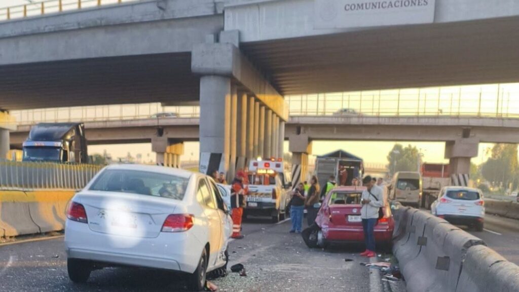 Choque múltiple y volcadura complican la circulación en la autopista México-Pachuca