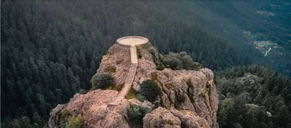 El Mirador Peña del Cuervo en Mineral del Chico: Una aventura entre niebla, puentes iluminados y vistas de infarto