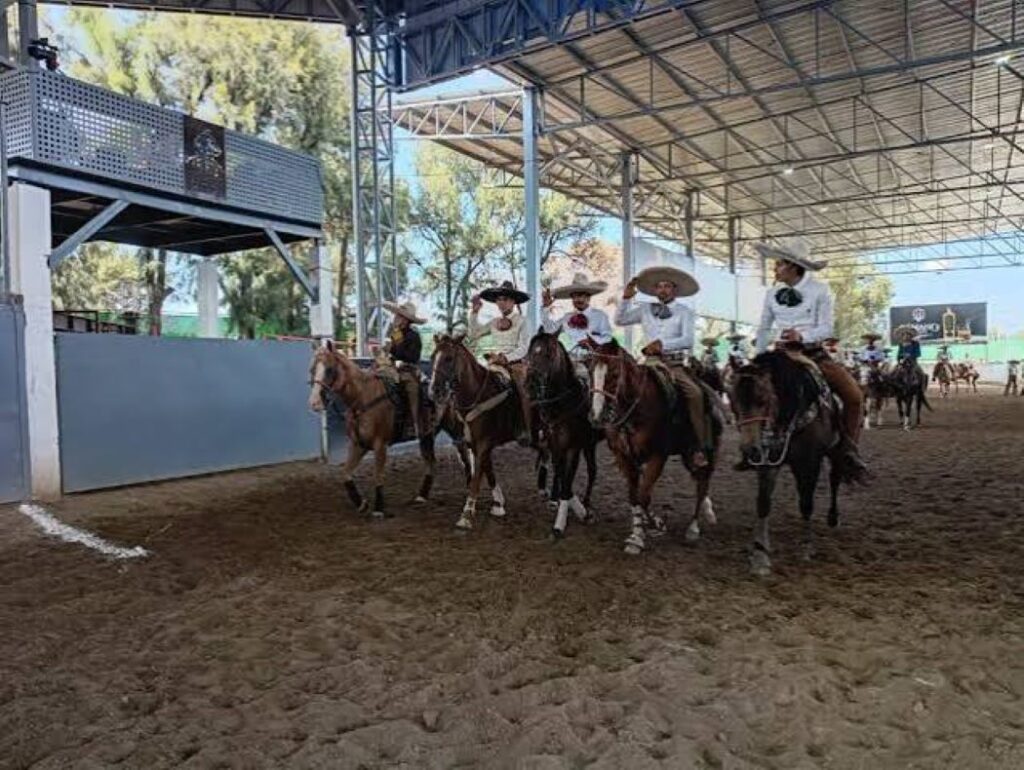 Charreada Nocturna Universitaria 2026: Tradición, deporte y ambiente juvenil en Tlajomulco de Zúñiga