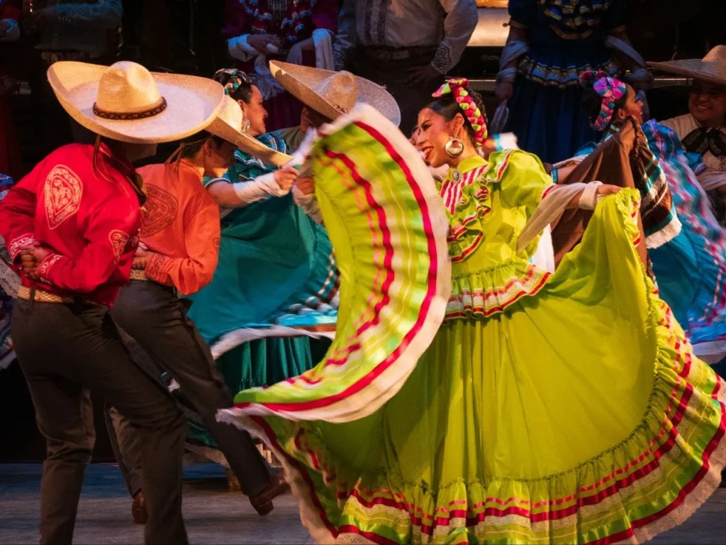 Algarabía: El Ballet Nuevo Jalisco llena de folclor y tradición el Teatro Degollado